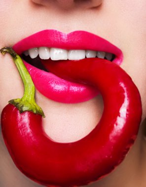 Cadılar Bayramı makyaj. İfade rock tarzı dudak makyaj tarihlerde bir vampir, karanlık romantik. Moda bakmak, glitter, çok renkli, yumuşak odak