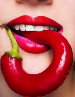 Cadılar Bayramı makyaj. İfade rock tarzı dudak makyaj tarihlerde bir vampir, karanlık romantik. Moda bakmak, glitter, çok renkli, yumuşak odak