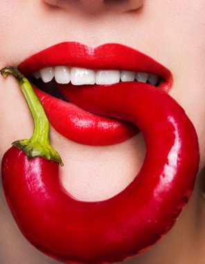 Cadılar Bayramı makyaj. İfade rock tarzı dudak makyaj tarihlerde bir vampir, karanlık romantik. Moda bakmak, glitter, çok renkli, yumuşak odak