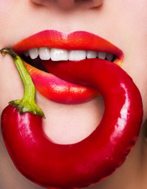 Cadılar Bayramı makyaj. İfade rock tarzı dudak makyaj tarihlerde bir vampir, karanlık romantik. Moda bakmak, glitter, çok renkli, yumuşak odak