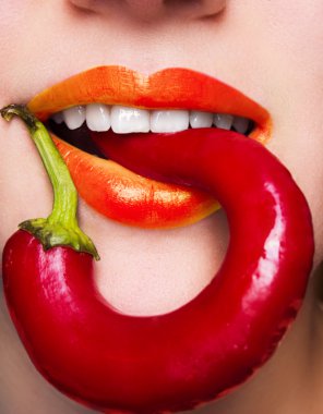 Cadılar Bayramı makyaj. İfade rock tarzı dudak makyaj tarihlerde bir vampir, karanlık romantik. Moda bakmak, glitter, çok renkli, yumuşak odak