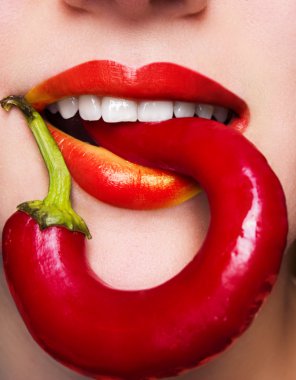 Cadılar Bayramı makyaj. İfade rock tarzı dudak makyaj tarihlerde bir vampir, karanlık romantik. Moda bakmak, glitter, çok renkli, yumuşak odak