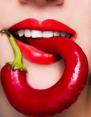 Cadılar Bayramı makyaj. İfade rock tarzı dudak makyaj tarihlerde bir vampir, karanlık romantik. Moda bakmak, glitter, çok renkli, yumuşak odak