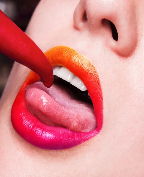 Cadılar Bayramı makyaj. İfade rock tarzı dudak makyaj tarihlerde bir vampir, karanlık romantik. Moda bakmak, gli