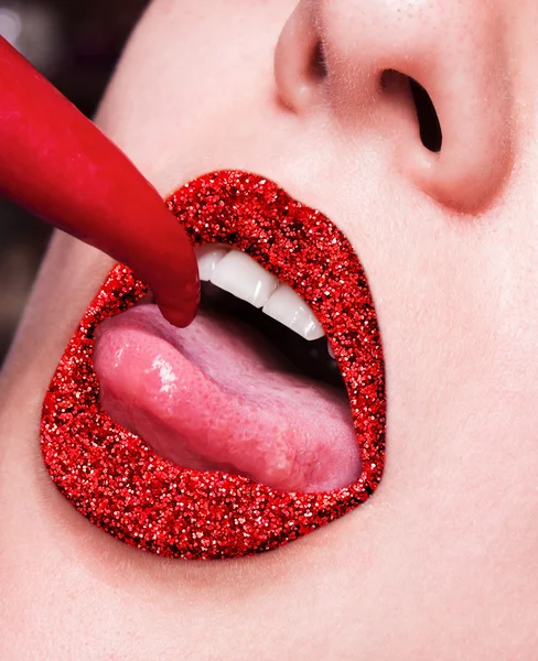 Cadılar Bayramı makyaj. İfade rock tarzı dudak makyaj tarihlerde bir vampir, karanlık romantik. Moda bakmak, gli