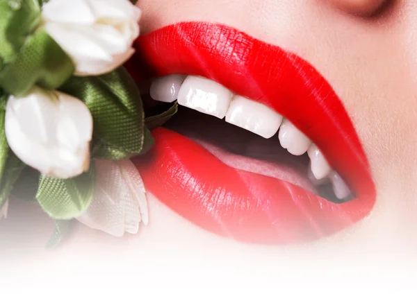 Όμορφη σέξι χείλη κορεσμένο χρώμα με ένα μπουκέτο λουλούδια — Φωτογραφία Αρχείου