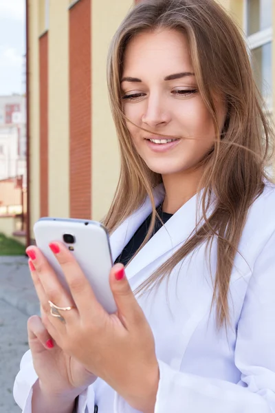 Takım elbiseli güzel seksi, iş kadını. Telefon, iş, müzakerelerin