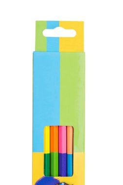 Beyaz arkaplanda izole edilmiş renkli kalemler yakın plan