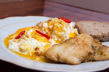 yemek lezzetli ve besleyici. Sebze salatası, Balık ve yumurta