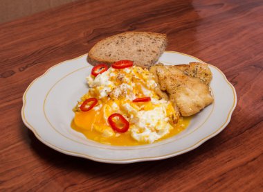 yemek lezzetli ve besleyici. Sebze salatası, Balık ve yumurta