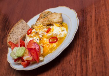 yemek lezzetli ve besleyici. Sebze salatası, Balık ve yumurta