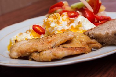 yemek lezzetli ve besleyici. Sebze salatası, Balık ve yumurta