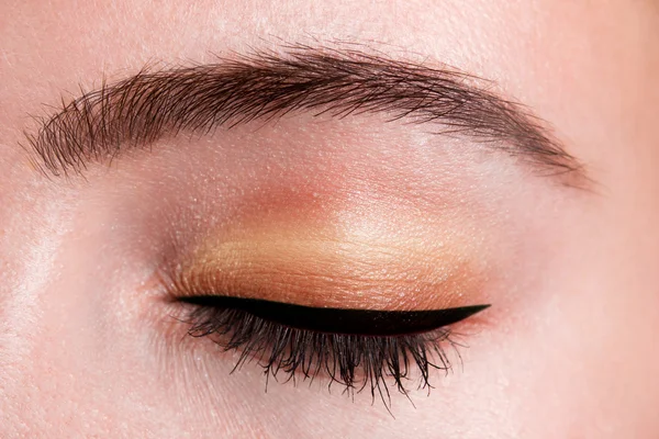 Nahaufnahme der schönen Frau Auge mit Make-up — Stockfoto