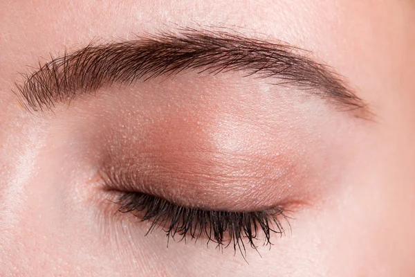 Primer plano de hermoso ojo de mujer con maquillaje — Foto de Stock