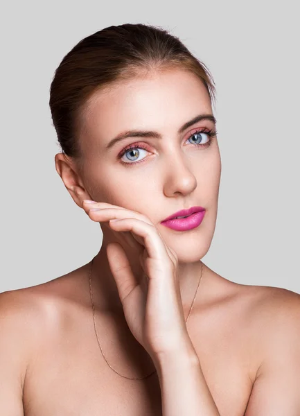 Temiz tenli, güzel genç bir kadın.