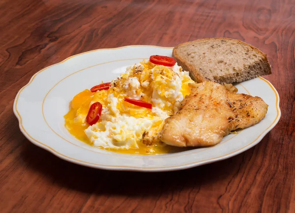 Delicious and nourishing dinner. Vegetable salad, fish and eggs — Stock Photo, Image