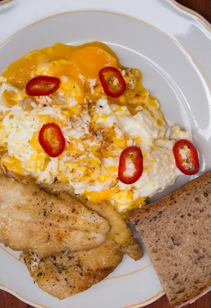 Delicious and nourishing dinner. Vegetable salad, fish and eggs — Stock Photo, Image