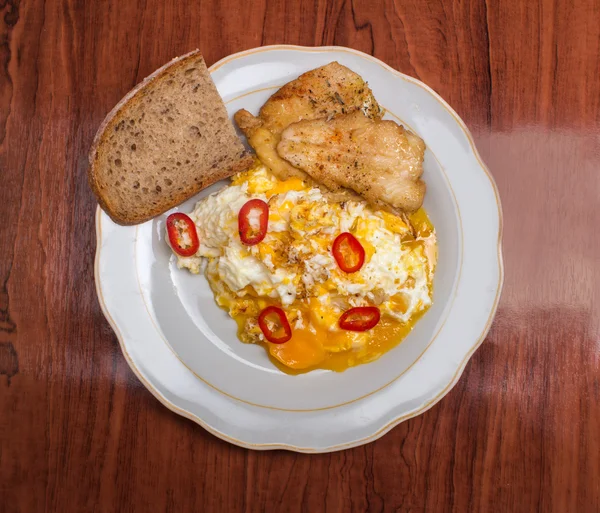 Deliciosa y nutritiva cena. Ensalada de verduras, pescado y huevos — Foto de Stock