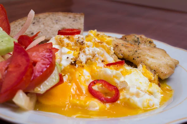 yemek lezzetli ve besleyici. Sebze salatası, Balık ve yumurta