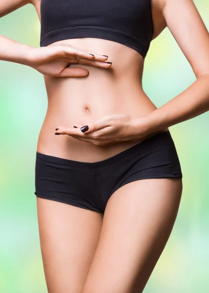 Sportif kadın ve beyaz zemin üzerine vücudu etrafında ölçü