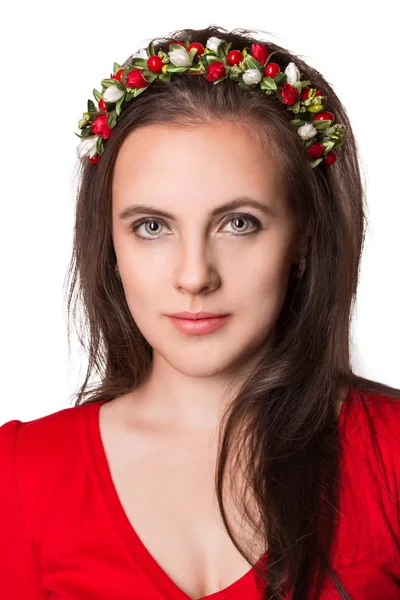 Retrato de uma mulher bonita com flores no cabelo. — Fotografia de Stock