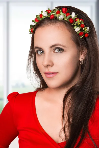 Portrait d'une belle femme avec des fleurs dans les cheveux. — Photo