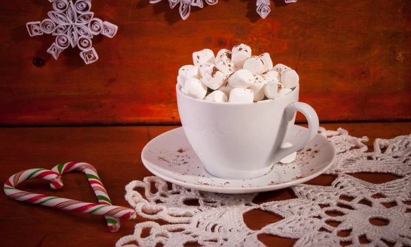 Varm choklad i vit kopp Marshmallow och godis Royaltyfria Stockfoton