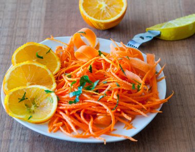 Havuç ve portakal salatası Maydanoz gevreği ahşap arka plan üzerinde