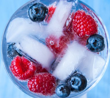 Ahududu ve yaban mersini taze buzlu içecek. Seçilen odak