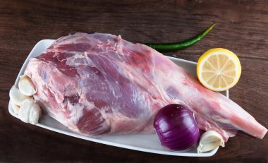 Kuzu budu Ready için kızartma rustik koyu ahşap arka plan üzerinde