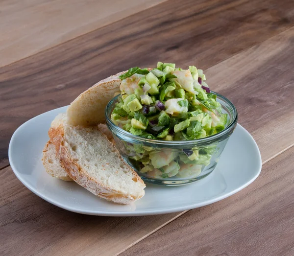 Avokado, gurka, räkor och rucola sallad Stockfoto