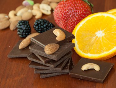 Çikolata, fındık, çilek ve portakal