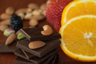 Çikolata, fındık, çilek ve portakal