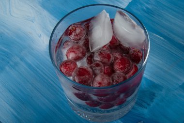 Buz ve donmuş Cranberries ile taze yaz içeceği.