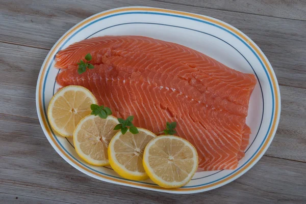 Rå lax Filet med citron. — Stockfoto