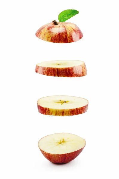 Dilimlenmiş kırmızı elma ve yaprak