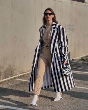  MILAN, İtalya: 19 Şubat 2020: Milan moda haftası boyunca Alberta Ferretti moda defilesinden önce blogger sokak tarzı moda kıyafeti