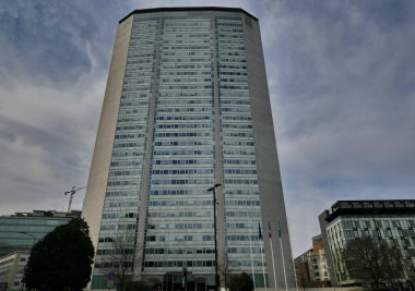 Gökdelen Pirelli Kulesi, yaygın olarak Pirellone olarak bilinir, mavi gökyüzü arka planına karşı. Bu bina Milano 'da Gio Ponty ve Pier Luigi Nervi tarafından tasarlandı..
