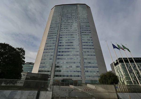 Pirelli Torony Felhőkarcoló Közismert Nevén Pirellone Kék Háttér Mellett Épületet — Stock Fotó