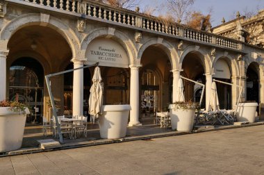 Şehrin en önemli sokağı olan Sentierone caddesi boyunca uzanan Bergamo şehri..