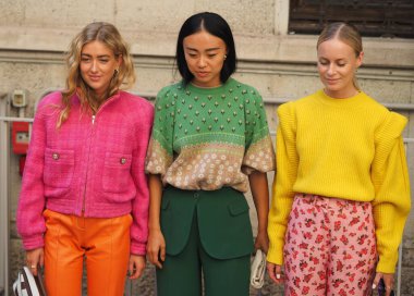Moda blogcuları Emili Sindlev, Thora Valdimars ve arkadaş sokak stili kıyafetleri Vivetta defilesinden sonra Milan moda haftasında 