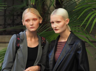 Milan moda haftasında Vivetta defilesinden sonra 2020 yazında fotoğrafçılara poz veren iki sarışın model.