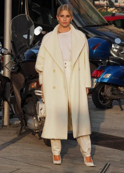 Moda blogcusu Caroline Daur sokak tarzı kıyafet Milan moda haftası ve yaz aylarında Alberta Ferretti moda defilesinden önce