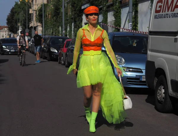 Ekscentryczny Strój Blogera Mody Street Style Przed Pokazem Mody Mediolanie — Zdjęcie stockowe