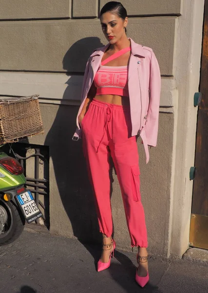 Cecilia Rodriguez sokak tarzı kıyafet Milano moda haftasında Iceberg defilesinden sonra / Yaz 2019 / 2020