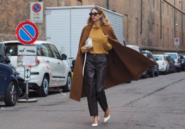 Moda blogcusu Candela Pelizza Milano moda haftasındaki Max Mara defilesinden sonra fotoğrafçılara poz veriyor.