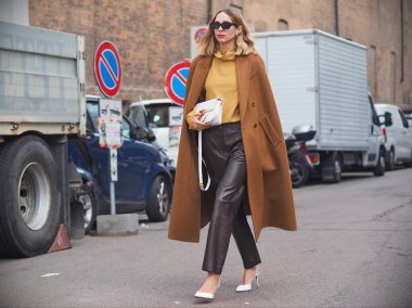 Moda blogcusu Candela Pelizza Milano moda haftasındaki Max Mara defilesinden sonra fotoğrafçılara poz veriyor.
