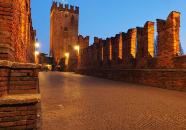 Verona 'daki Castelvecchio Köprüsü tarihi kasaba, Veneto, İtalya