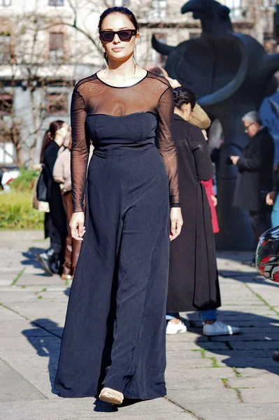 Mode Bloggare Poserar För Fotografer Efter Max Mara Modevisning Milano — Stockfoto