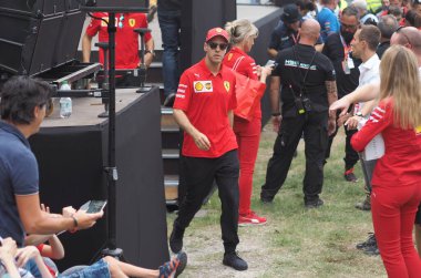 Sürücü Sebastien Vettel hayranları arasında Monza 'da imza dağıtıyor..